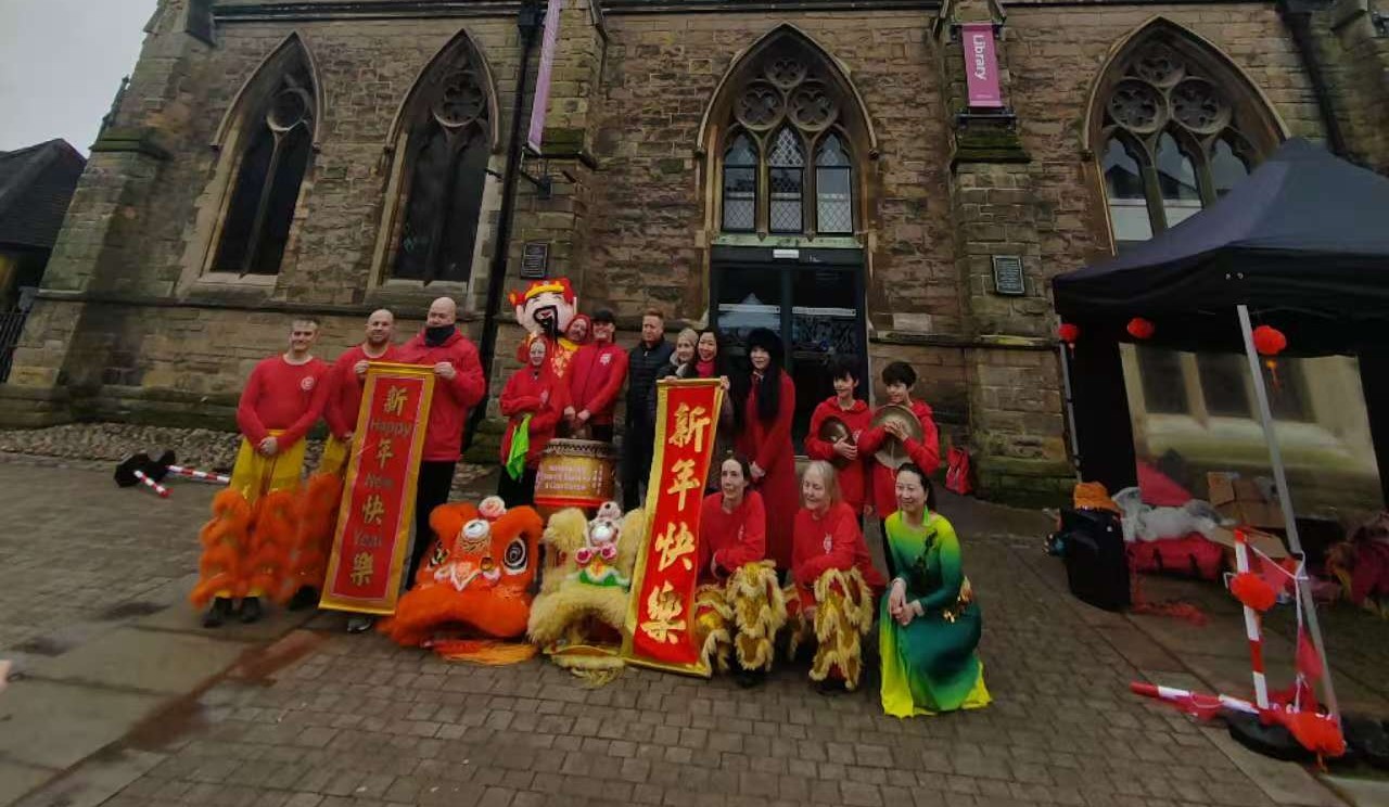 Lichfield 区政府新春庆祝活动(中间：Leona Leung区议员；中间偏右：狄曦萍老师(博士))